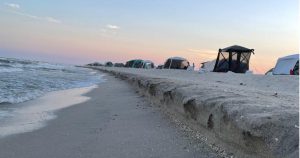 Coasta Mării Negre, devastată de munți de nisip și gropi subacvatice periculoase după furtună: misteriosul fenomen „cliffing” face ravagii.