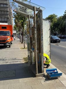 Într-un comunicat recent publicat pe pagina oficială a Primarului Stelian Bujduveanu, a fost adusă în discuție o problemă care pare să fi atras atenția atât a autorităților, cât și a cetățenilor. Printre aspectele menționate, unul care pare să fi stârnit un interes deosebit – atât pentru primar, cât și, probabil, pentru comunitate – sunt infochioșcurile amplasate în diverse locații ale orașului.

Aceste structuri, menite să ofere informații de interes public, par să fi devenit un subiect de discuție aprigă. În existența lor, ele reprezintă atât o parte a infrastructurii informaționale a orașului, cât și un element al peisajului urban care poate contribui la estetica și funcționalitatea spațiilor publice.

Întrebarea care se pune este ce anume din aceste infochioșcuri a atras atenția în mod special. Ar fi vorba despre modul în care sunt integrate în peisajul urban, despre conținutul informațional pe care îl oferă, sau poate despre impactul lor asupra vieții cotidiene a cetățenilor? Răspunsul la această întrebare ar putea oferi o perspectivă mai profundă asupra nevoilor și așteptărilor comunității în ceea ce privește informarea publică și amenajarea spațiilor urbane.

În orice caz, faptul că infochioșcurile au devenit un subiect de interes pentru primar și, probabil, pentru mulți dintre cei care locuiesc sau vizitează orașul, sugerează că există o oportunitate de a reflecta asupra modului în care acestea pot fi îmbunătățite sau integrate mai eficient în viața comunitară, pentru a răspunde nevoilor actuale și pentru a contribui la crearea unui mediu urban mai informat, mai organizat și mai atractiv.
