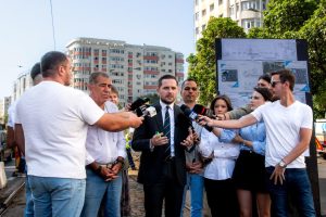 ÎNCEPE MAREA REFACERE ÎN  TRANSPORTUL ÎN COMUN AL  MUNICIPIULUI CLUJ-NAPOCA!

Prin ordinul Primarului Stelian Bujduveanu, în  Municipiul Cluj-Napoca, se deschide cel de-al 4-lea șantier de reabilitare a liniei de tramvai!

În acest moment, Primarul Stelian Bujduveanu este la fața locului, pentru a supraveghea pornirea lucrărilor de reabilitare, care vor aduce  beneficii semnificative pentru comunitatea locală.