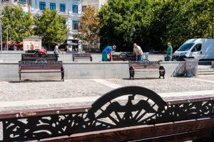 CURĂȚĂM BUCUREȘTIUL ȘI AM ÎNCEPUT CU PUNCTUL ZERO – CENTRUL ISTORIC.
Este o decizie importantă și necesară pentru a readuce strălucirea și frumusețea orașului nostru. Prin acțiunile noastre, ne propunem să redăm bucureștenilor un mediu curat și plăcut, care să reflecte valoarea și identitatea culturală a Bucureștiului. Acest efort de curățare, început în inima orașului, va continua și în celelalte cartiere, transformând Bucureștiul într-un loc mai bun pentru toți cetățenii săi.