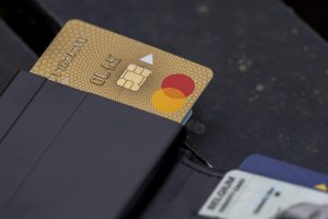 Executivul intenționează să abroge plafonul de 50.000 de lei pentru tranzacțiile la care comercianții sunt obligați să accepte plata cu cardul.