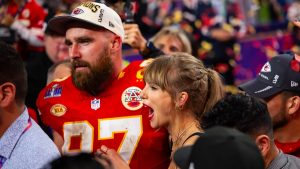 Titlul „Taylor Swift vorbește despre ‘New Heights’: Actualizări live din podcast” oferă o imagine clară și concisă despre conținutul articolului.