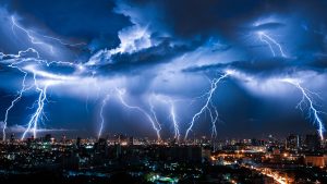 Alerte meteorologice: furtuni intensificate, grindină și averse torențiale în mai multe județe.