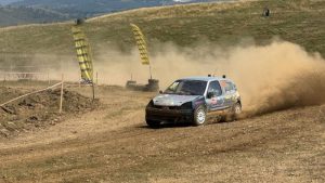Accident serios la Campionatul Național de Rally Cross: O roată a rănit doi spectatori, competiția s-a oprit.