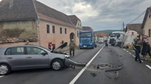 Accident pe DN13, o cisternă cu lapte și una cu ciment se ciocnesc cu o mașină.