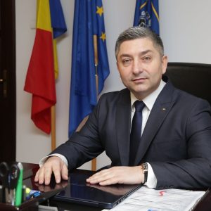Alin Tişe, liderul Consiliului Judeţean Cluj, anunţă o revoltă personală împotriva propriei guvernări si a creşterii impozitelor. În calitate de om politic, asistă la aceste creşteri; ca om de afaceri, simte disconfortul crescut.