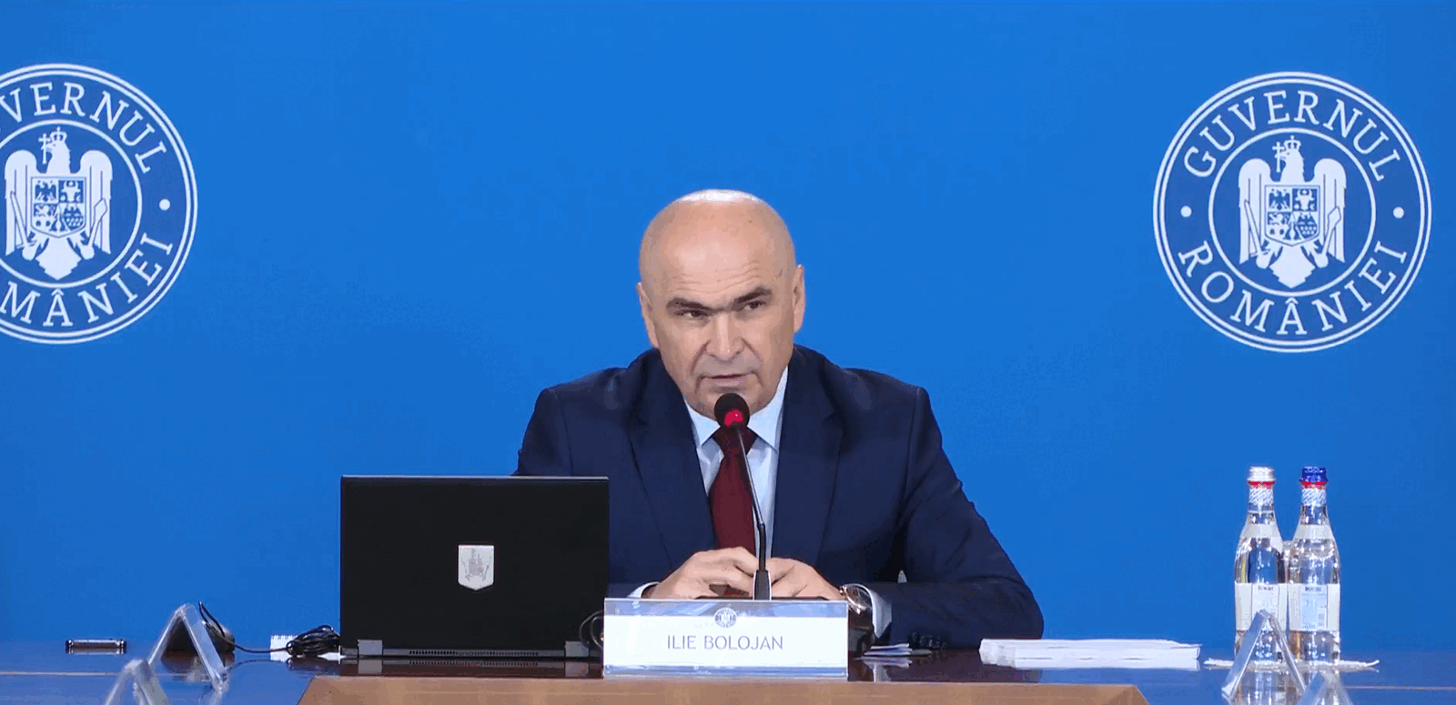 Bolojan anunță că interdicția de a combina pensia cu salariul pentru angajații la stat va fi implementată la jumătatea lui septembrie