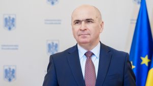 Ilie Bolojan revine de la discuțiile de la sediul Uniunii Europene și anunță un acord cu privire la deficitul bugetar, care ar urma să se închidă în acest an la un procent de 8,4% din Produsul Intern Brut. Această cifră se traduce printr-un deficit de aproximativ 159 de miliarde de lei, echivalentul a aproape 32 de miliarde de monede europene.