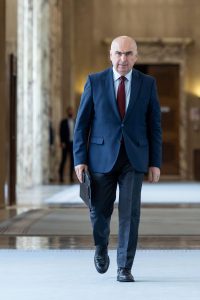<p><strong>Nicuşor Dan consideră că premierul nu ar trebui să-şi depună demisia dacă reformele propuse sunt declarate neconstitucionale</strong></p>