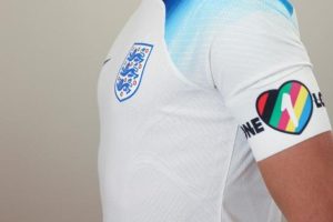 Căpitanii echipelor din Premier League renunță la banderolele colorate cu culorile curcubeului după 10 ani.