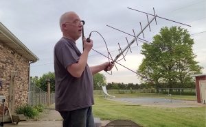 Un pasionat de electronică a comunicat cu astronauții de pe ISS folosind un radio și o antenă homemade.