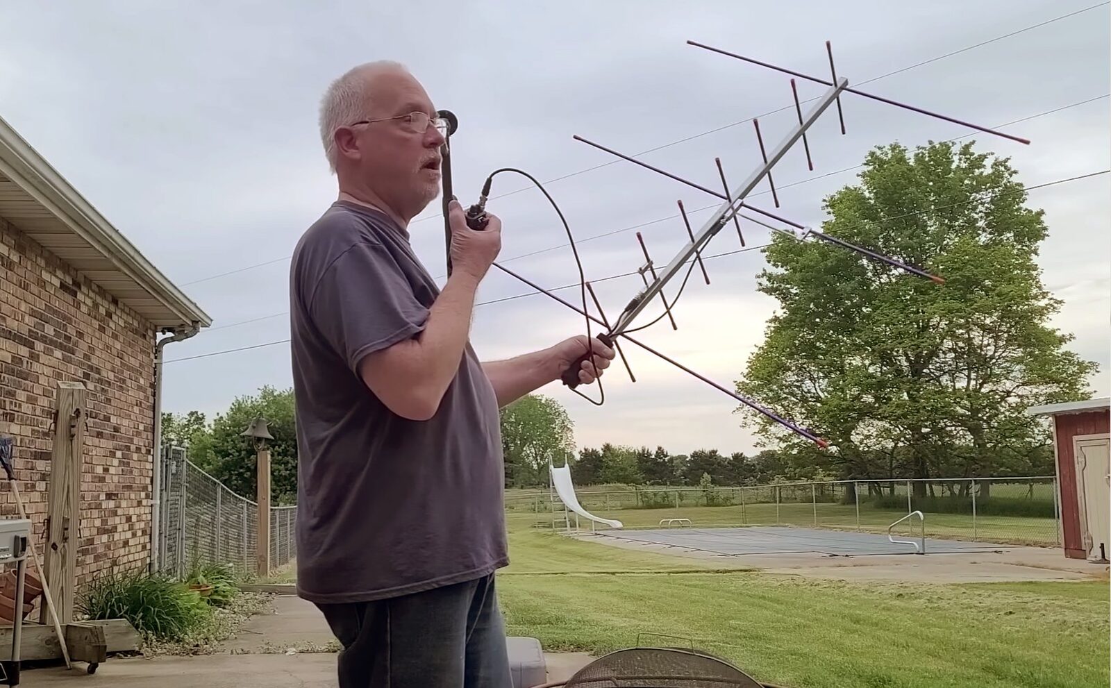 Un pasionat de electronică a comunicat cu astronauții de pe ISS folosind un radio și o antenă homemade.