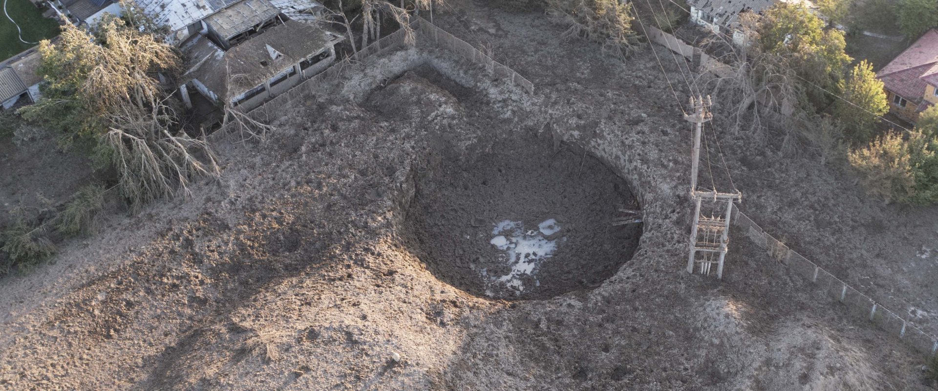 Imagini cu craterul de 50 de metri care s-a format în Amara după explozia puternică de vineri. Anunțul făcut de pompieri azi-dimineață