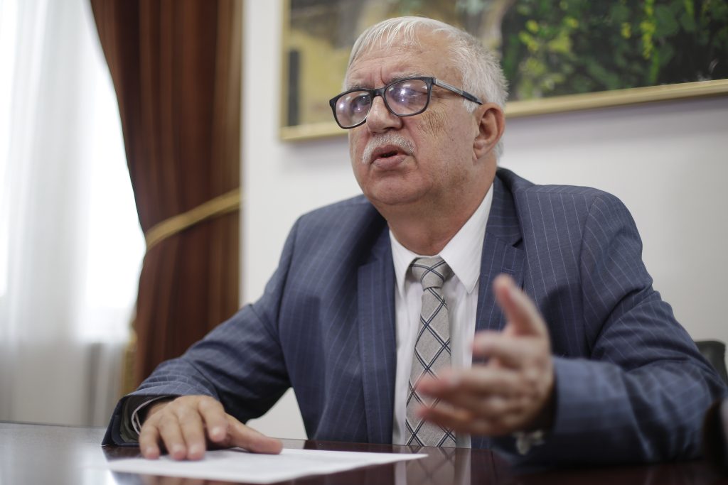 Un fost președinte al CCR critică dur proiectul privind pensiile magistraților, dar crede că va trece de Curte. „Se va bloca însă în Parlament” pentru că „produce consecințe nebănuite”