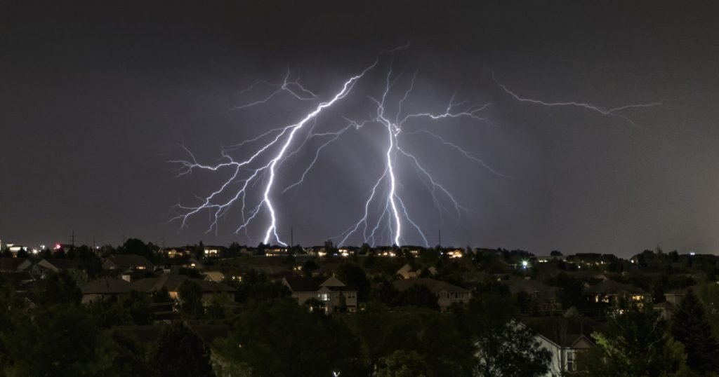 Cod roșu de furtuni puternice, grindină și vijelii. Zonele vizate de avertizarea ANM