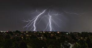 Furtuni violente, grindină și vijelii, anunță ANM