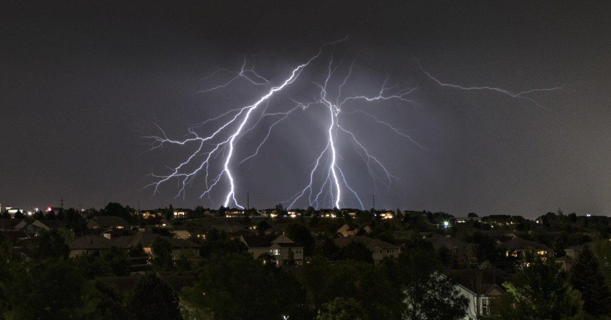Cod roșu de furtuni puternice, grindină și vijelii. Zonele vizate de avertizarea ANM