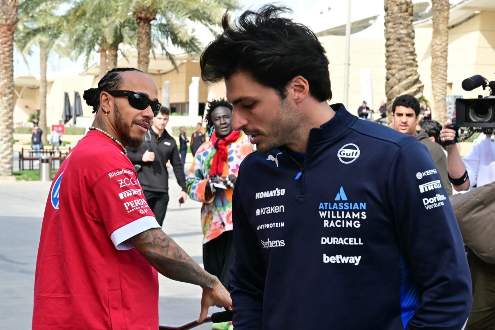 Ce spun insiders Ferrari despre posibila înlocuire a lui Hamilton cu Sainz