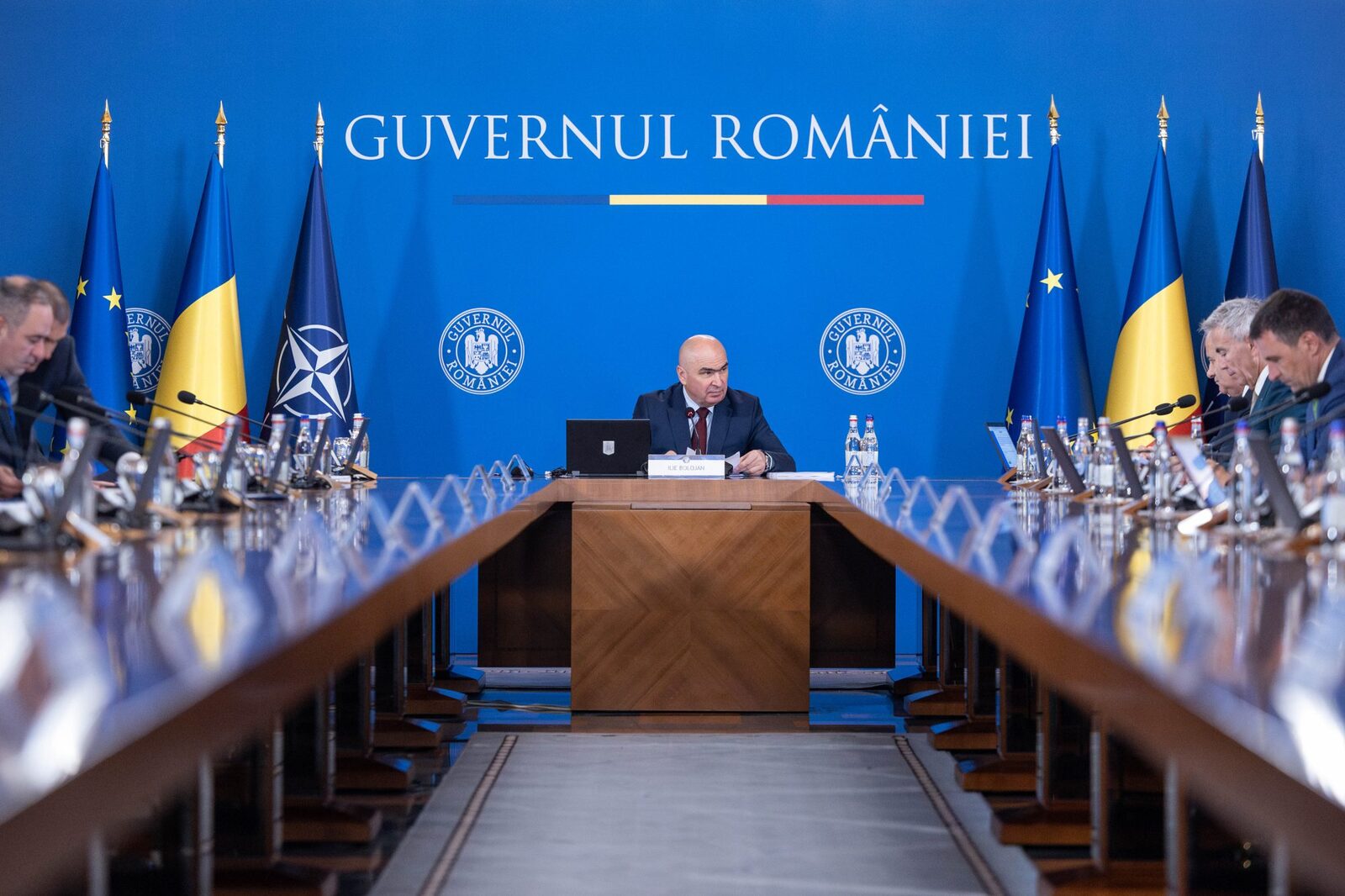 Guvernul a finalizat pachetul 2 de măsuri fiscale pentru administrația publică, care prevede eliminarea a peste 6.000 de posturi, reducerea mandatelor pentru funcțiile de conducere, precum și implementarea unor noi reguli pentru numiri și evaluarea angajaților.