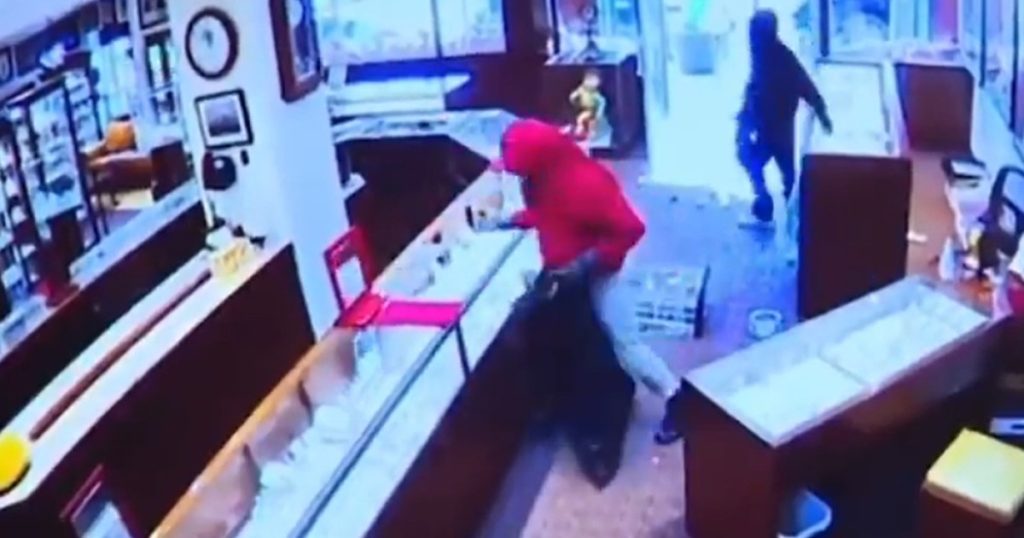 Jaf în 90 de secunde, în Seattle: au fost furate ceasuri şi diamante în valoare de 2 milioane de dolari. Hoții au fost filmați