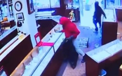 Jaf în 90 de secunde, în Seattle: au fost furate ceasuri şi diamante în valoare de 2 milioane de dolari. Hoții au fost filmați