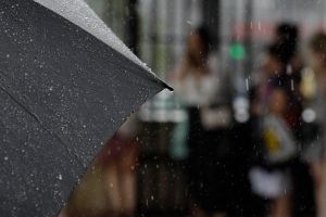 Furtuni și grindină, până luni seară.