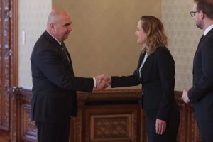 Elena Lasconi acuză premierul Bolojan că îi pune țara în pericol.