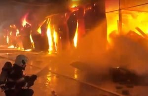 Incendiu devastator la depozitul Dragonul Roşu, pompierii intervin cu forțe mari