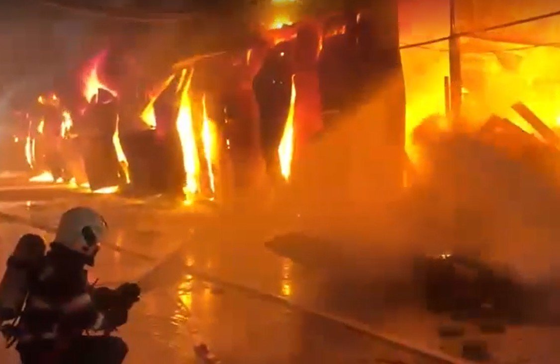 VIDEO Incendiu puternic la un spaţiu de depozitare din complexul Dragonul Roşu. Degajări mari de fum, intervin 16 autospeciale
