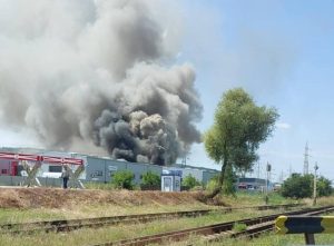 Incendiu devastator la un depozit de curierat din Iași, unde pompierii intervin cu ajutorul roboților, după emiterea unui mesaj RO-ALERT