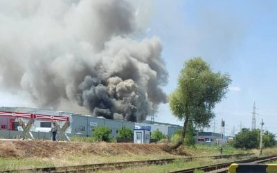 VIDEO Incendiu de proporții în Iași, la depozitul unei firme de curierat. Se intervine cu roboți / A fost emis mesaj RO-ALERT