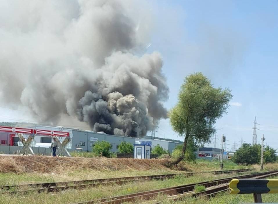 VIDEO Incendiu de proporții în Iași, la depozitul unei firme de curierat. Se intervine cu roboți / A fost emis mesaj RO-ALERT