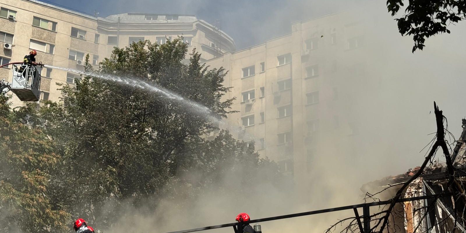 FOTO/VIDEO Incendiu la restaurant dezafectat din centrul Capitalei. Avertizare RO-Alert transmisă populației