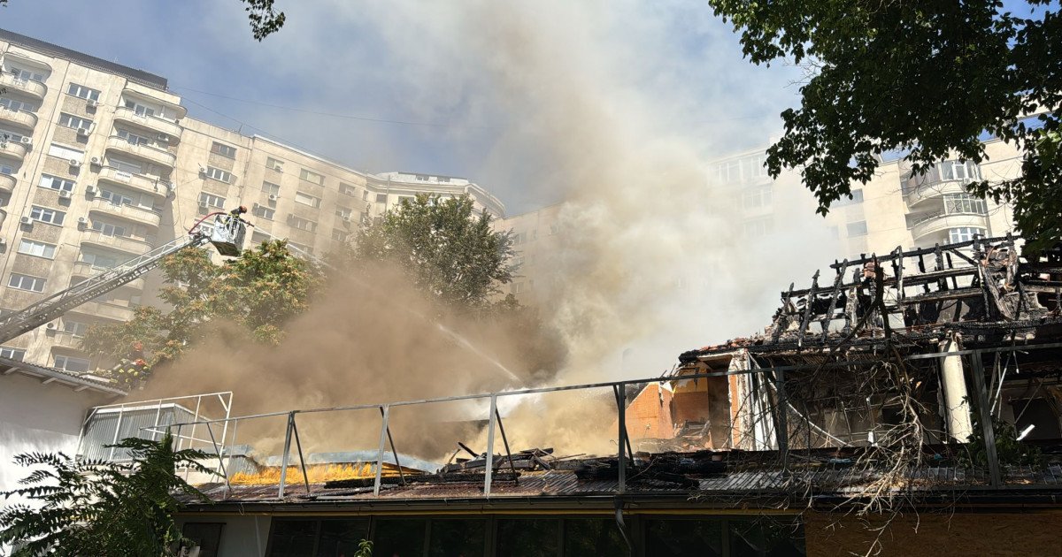 Incendiu în zona centrală din București, la fostul restaurant Mărul de Aur. A fost emis mesaj RO-Alert