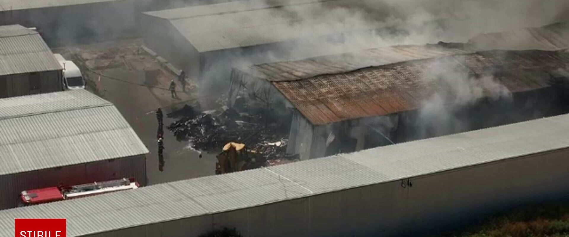 Depozitul „Dragonul Roșu” încă arde mocnit, după 18 ore. Nivelul de poluare depășește și de patru ori limita, în Capitală