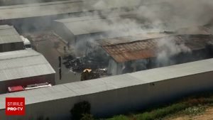 Incendiul de la Depozitul Dragonul Roșu continuă și după 18 ore, poluarea din București fiind de patru ori peste limita admisă.