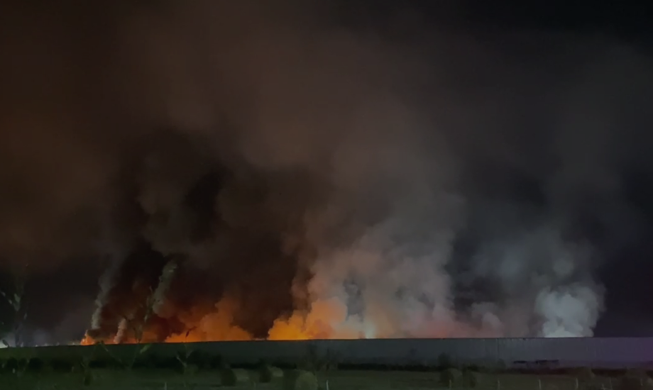 Flăcări înalte de câţiva metri după 4 ore de la izbucnirea incendiului de la Dragonul Roşu