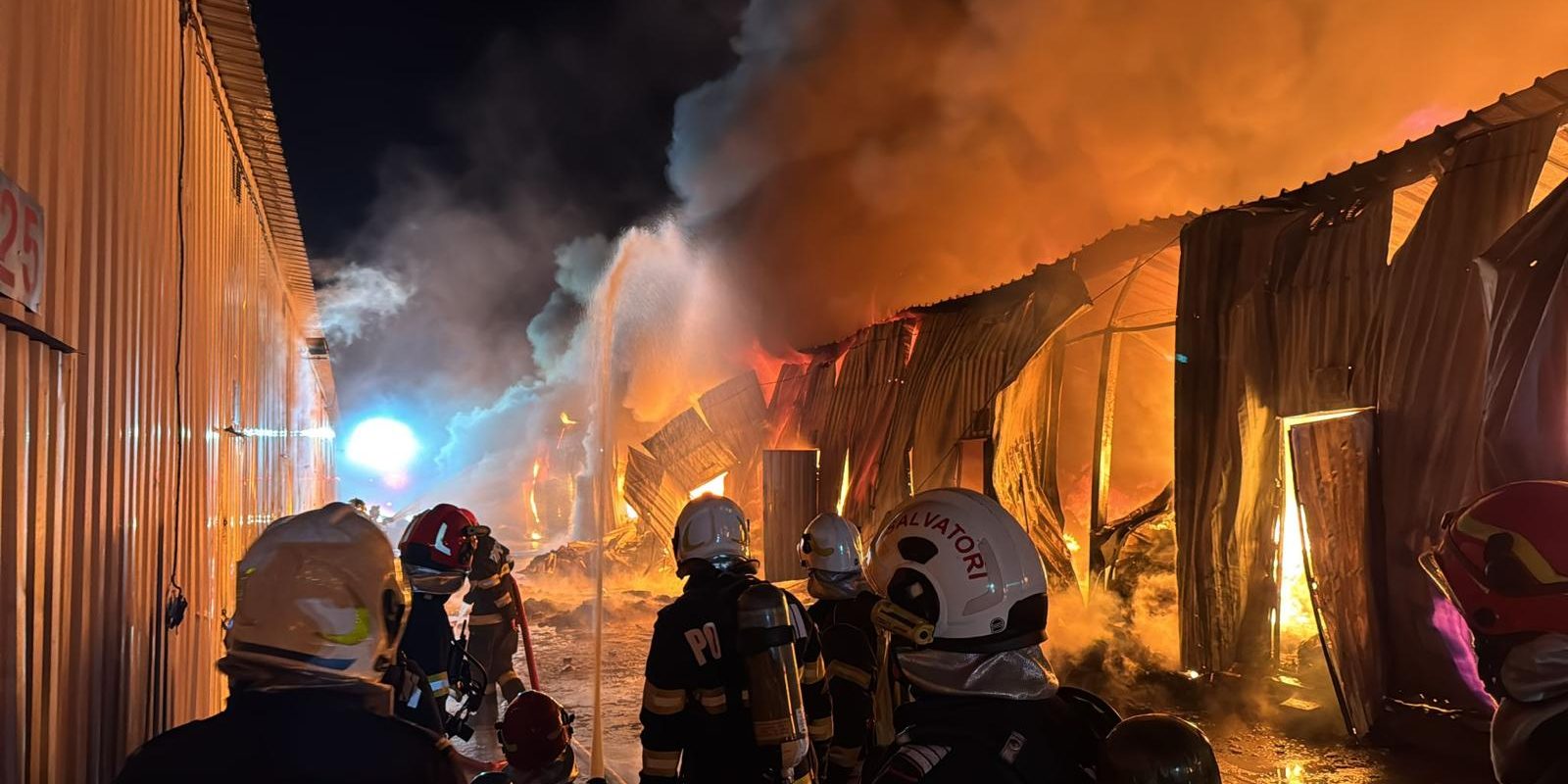 Poluare majoră în București. Miros persistent de fum în oraș, după incendiul din Dragonul Roșu. HARTA zonelor afectate