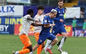 Soția unui fost fotbalist din Superliga a fost agresată fizic de doi bărbați într-un supermarket, eveniment care a generat indignare în toată România.