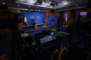 Interzicerea cumulului de salariu și pensie, blocarea transferurilor între instituții