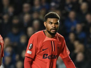 Malcom Edjouma refuză să semneze, în timp ce Gigi Becali reacționează cu surprindere la decizia jucătorului.