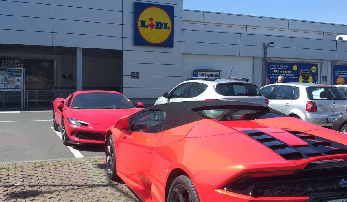 Lamborghini și Ferrari roșii parcate față în față la un Lidl din București