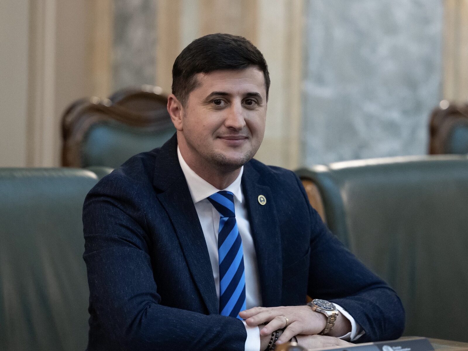 Lucian Rusu, senator PNL, sustine continuarea platilor pentru proiectele PNRR si „Anghel Saligny”, in ciuda reclamatiilor primarilor PSD catre Grindeanu privind existenta unor facturi restante.