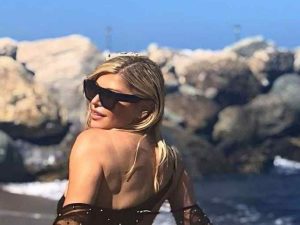 Loredana Groza, o apariție strălucită pe plajă, purtând o rochie scurtă cu model animalier, arată ireproșabil la 55 de ani.