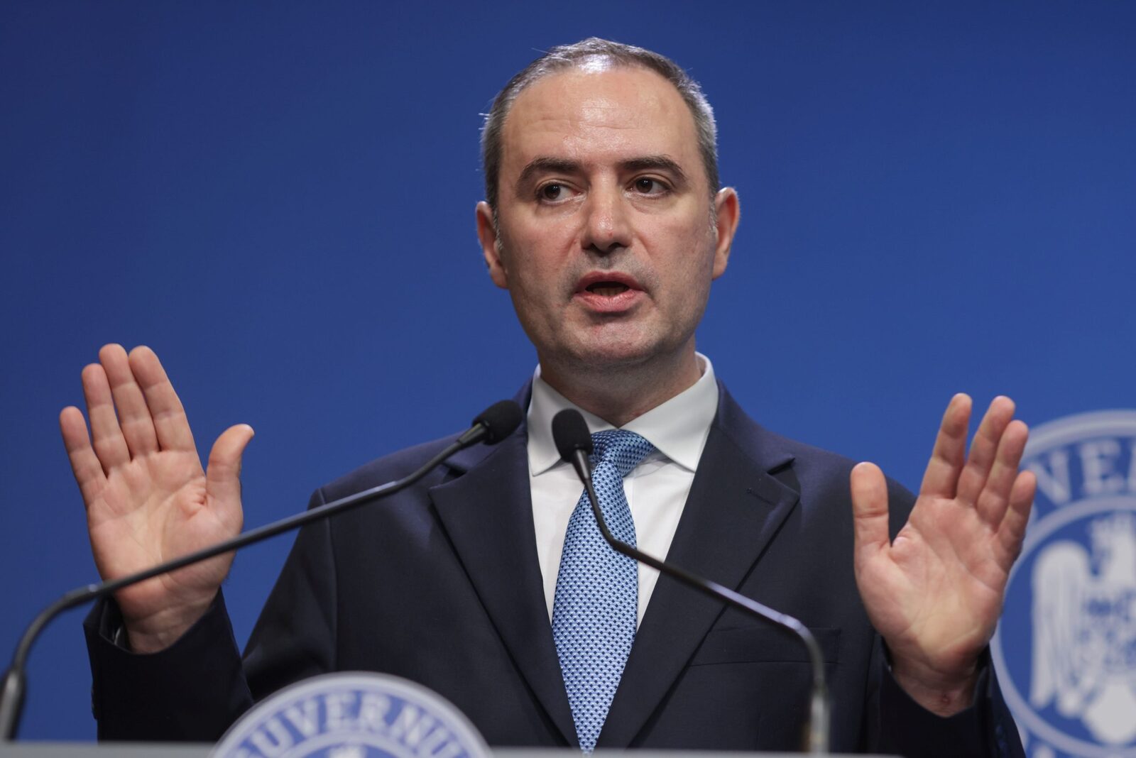 Ministrul Finanțelor avertizează că țara trebuie să fie pregătită pentru recesiune și a anunțat introducerea unor noi taxe, care vor viza atât multinaționalele, cât și coletele comandate de pe platformele chinezești.