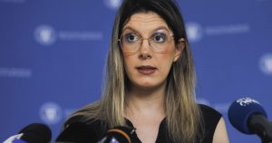 Diana Buzoianu critică importul de deșeuri din străinătate care sunt comercializate în România ca produse second-hand, subliniind necesitatea eliminării acestui standard dublu în care țara noastră acceptă și vinde deșeuri străine ca și cum ar fi bunuri de calitate.