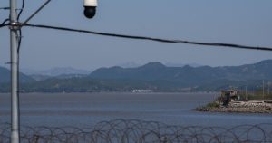 Refugiat nord-coreean înoată fluviul frontierist prinse de elemente de plastic pentru a ajunge în siguranță în Coreea de Sud