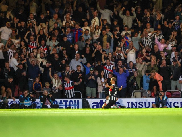 Neverosimil: ce au cântat fanii lui Grimsby, când echipa din Liga a 4-a o conducea cu 2-0 pe Man. United