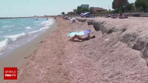 O furtună puternică pe Marea Neagră a cauzat daune semnificative pe plajele din stațiunea Saturn, forțând turiștii să înfrunte praguri înalte de până la un metru.