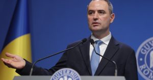 Românii vor plăti o taxă suplimentară pentru coletele trimise din afara Uniunii Europene, potrivit anunțului făcut de ministrul Finanțelor.